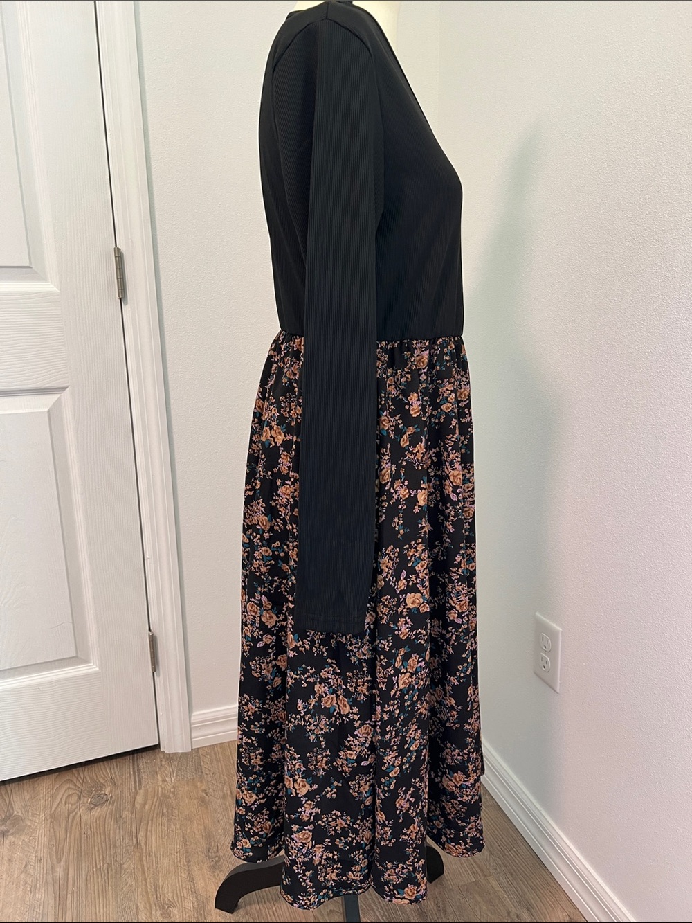 Black Floral Long-Sleeve V-Neck Midi Dress - Picture 6 of 11